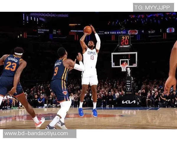 乔治表现出色半场7投4中三分球命中3个贡献13分3篮板2助攻