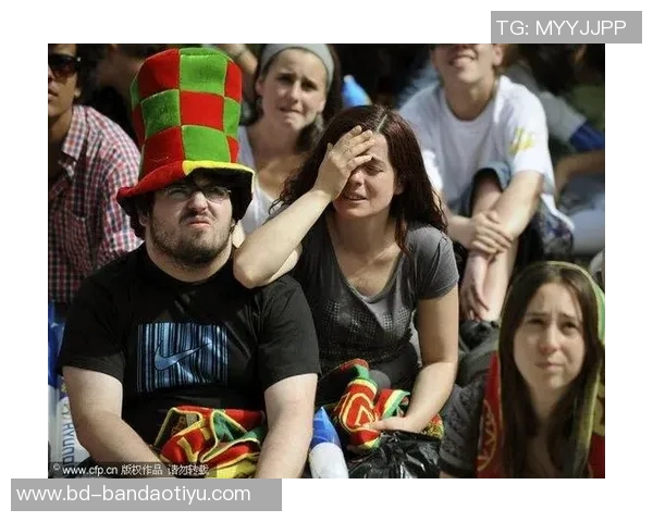 女友现场观战克莱表现失常末节未上场仅得8分失误2次令人失望