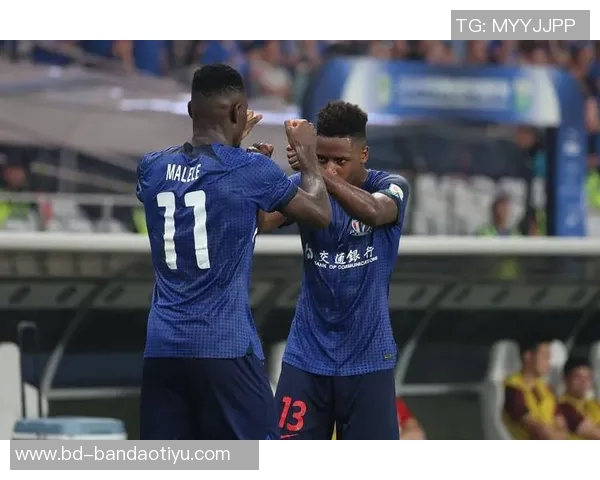 申花主帅斯卢茨基现场观战德约科维奇比赛享受偷闲时光